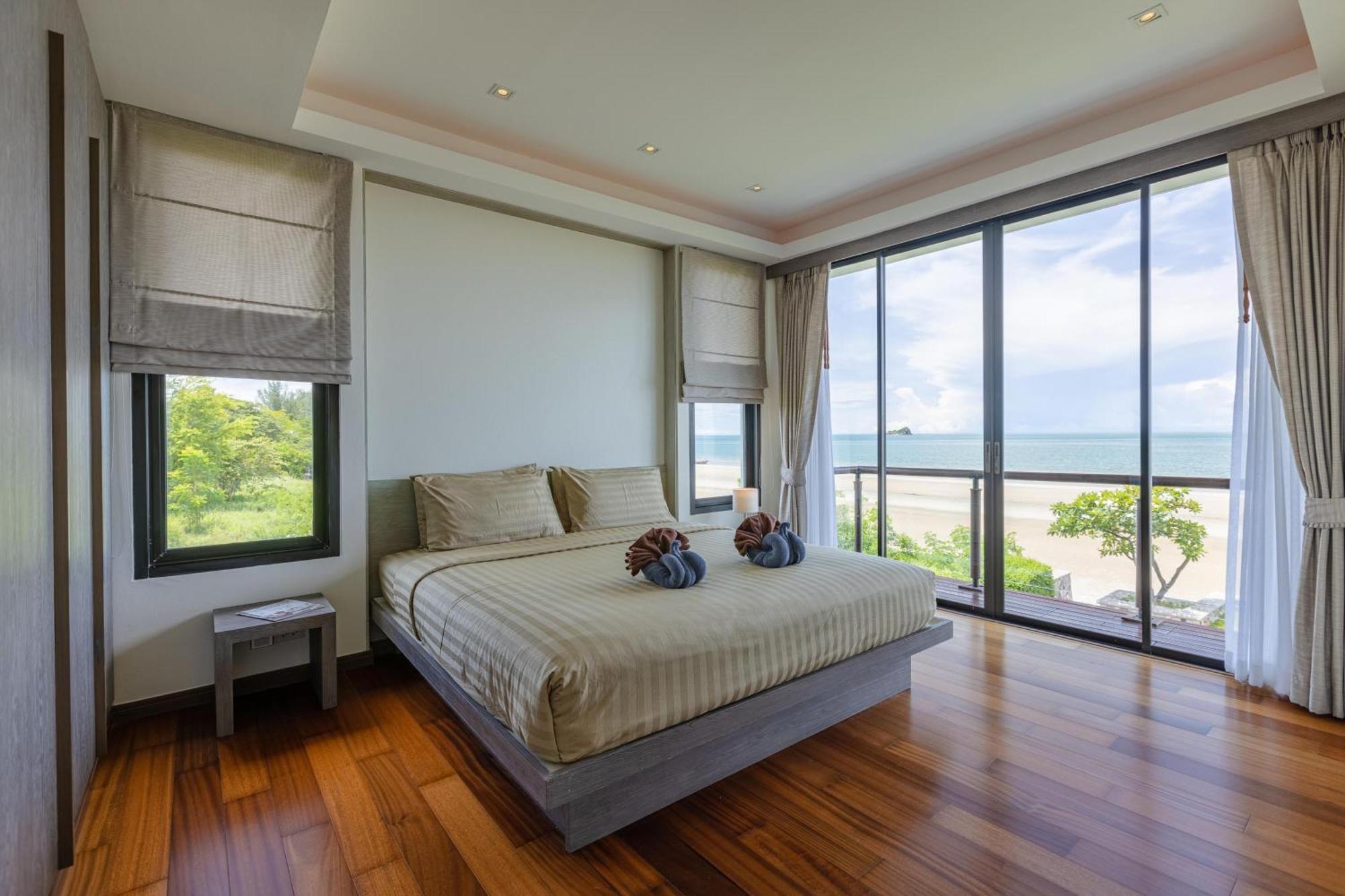 Beachfront Modern 4 Bedroom Pool - Rv Villaer *
