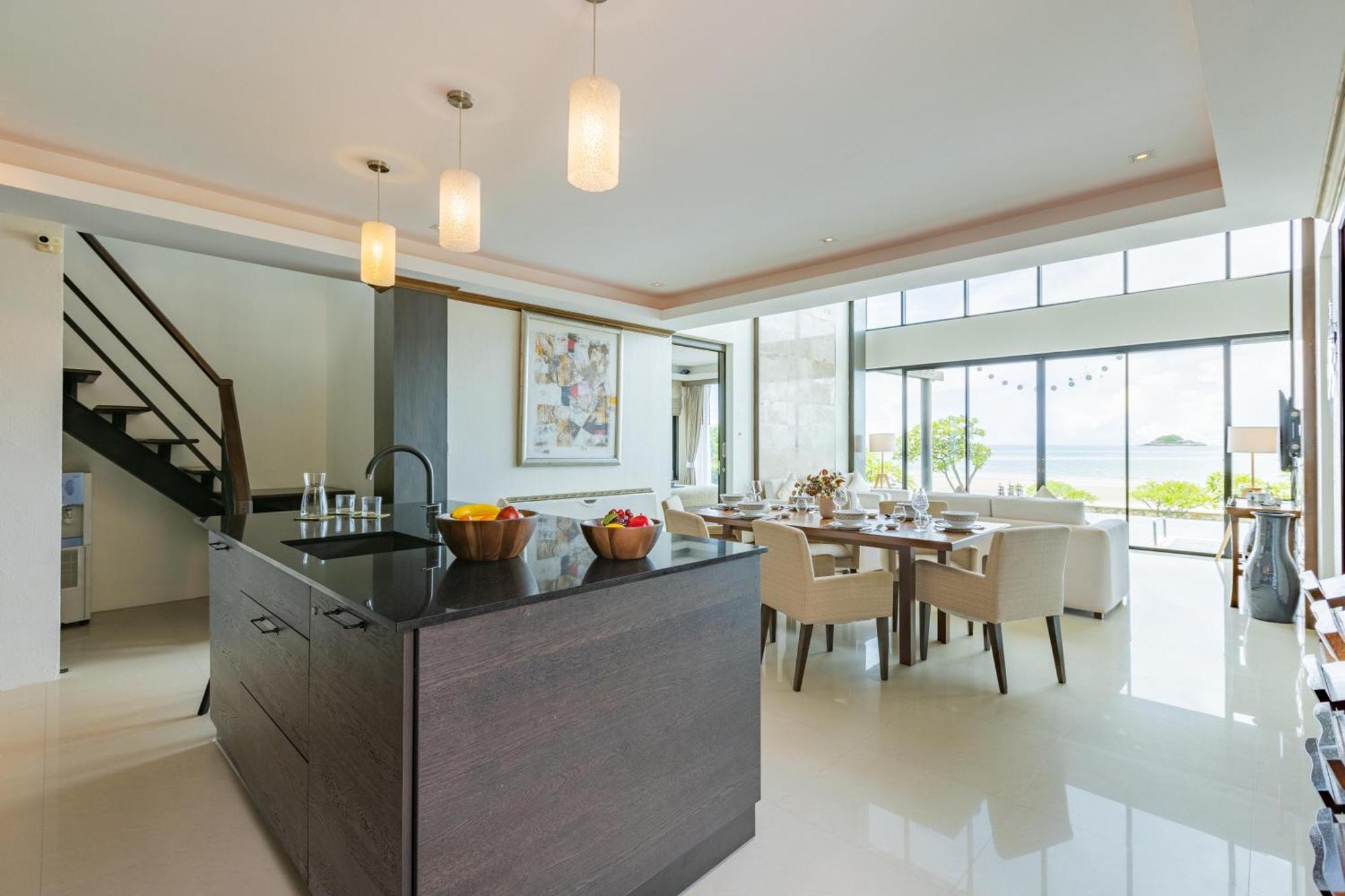 Beachfront Modern 4 Bedroom Pool - Rv Villaer *