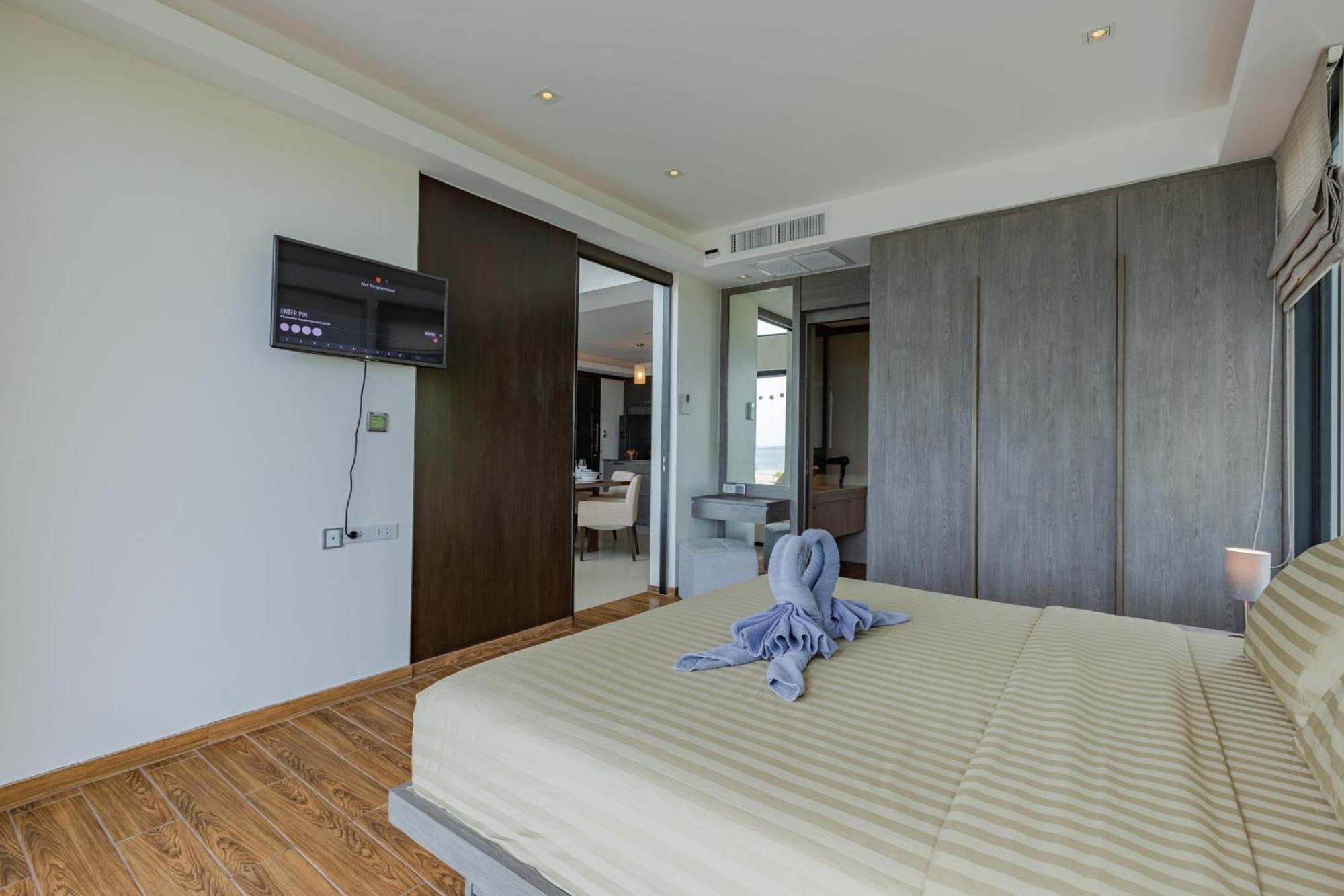 Beachfront Modern 4 Bedroom Pool - Rv